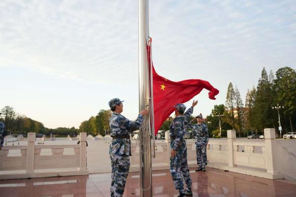 外国语学院举行主题团日活动暨升旗仪式